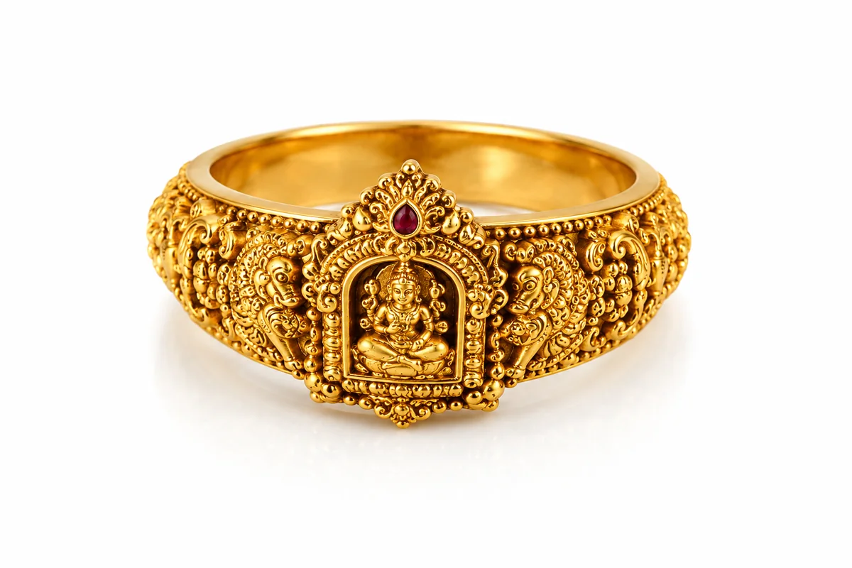 Heavy gold ring with an arched niche